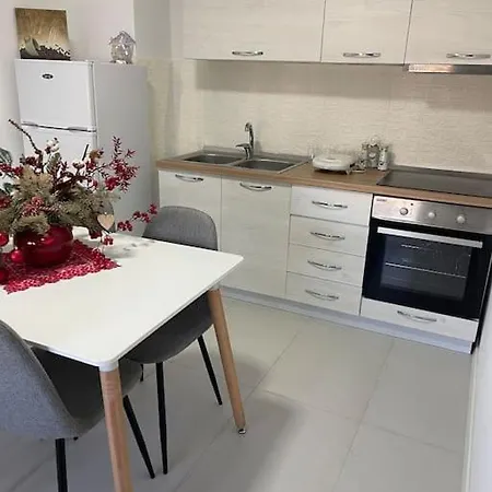 Spacious In Luxury Apartment *